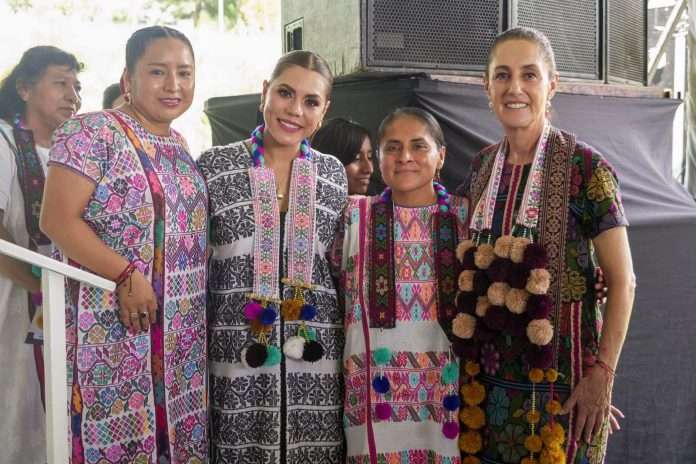 Claudia Sheinbaum entrega créditos a la palabra a mujeres artesanas de Amuzgo