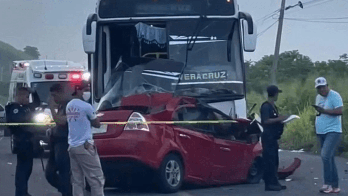 Familia pierde la vida en accidente entre autobús y automóvil en carretera de Veracruz