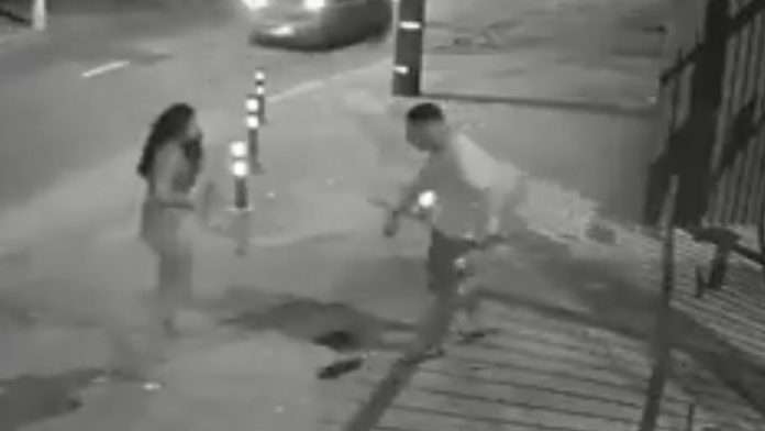 Hombre agrede a su novia y la arrastra por el piso