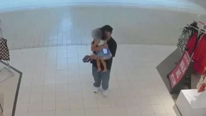 Hombre intenta secuestrar a una menor en centro comercial
