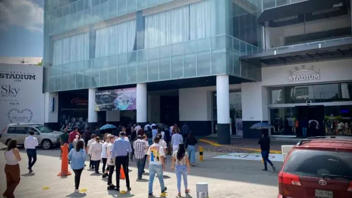 Joven de 27 años pierde la vida tras caer desde varios niveles en Plaza Stadium de León