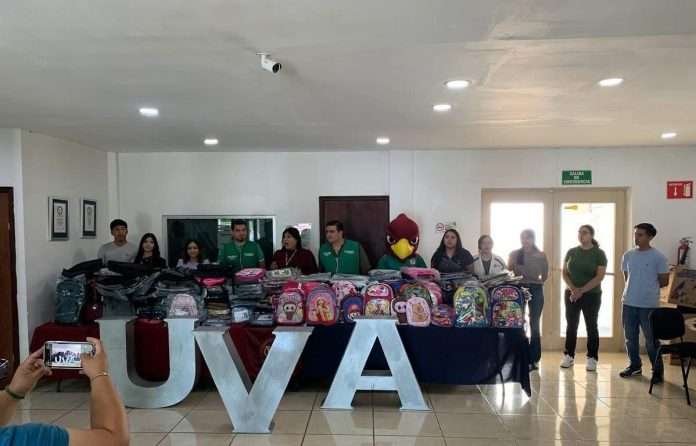 Se unen planteles educativos a programa de mochilón 2025