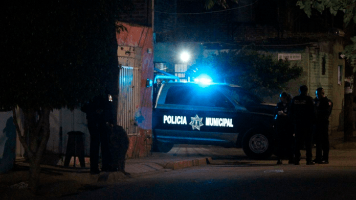 Menor de 11 años resulta herido al recibir disparos al abrir la puerta de su casa en León