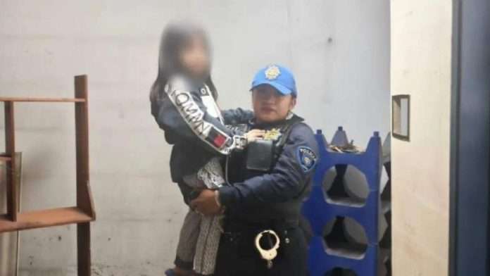 Niña de cuatro años sola en departamento