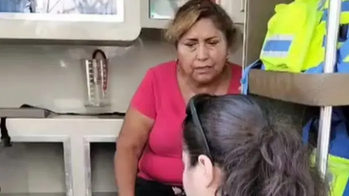Oficial de policía auxilia a mujer que sufrió atragantamiento mientras conducía