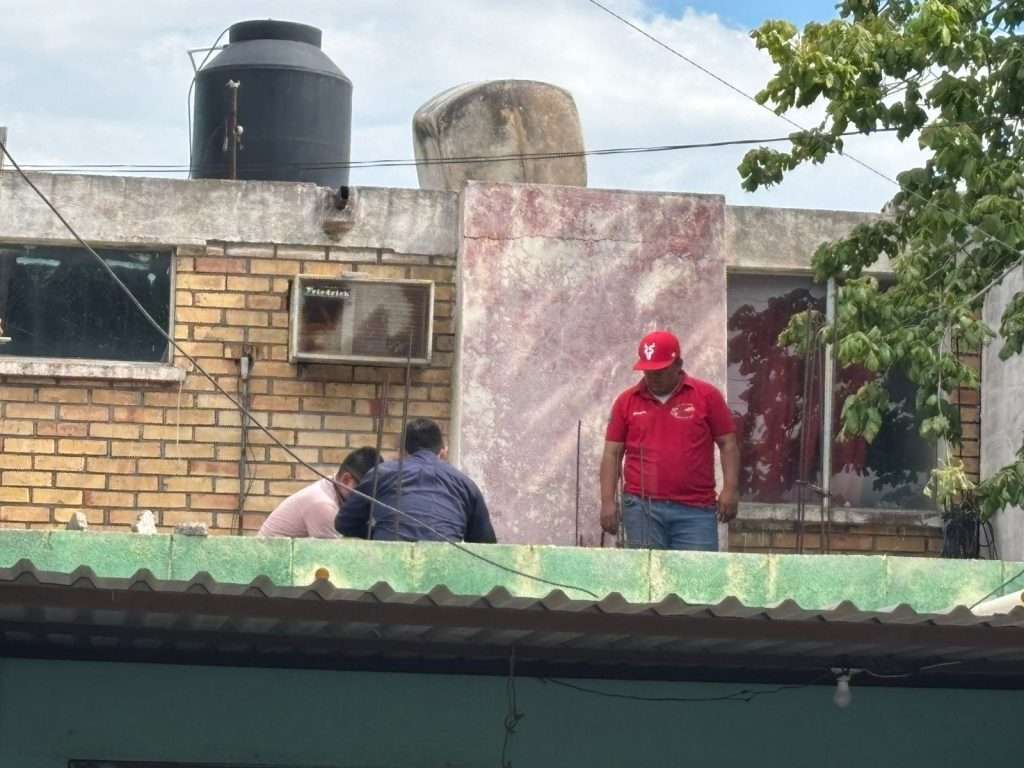 Joven sufre aparatosa caída desde el techo de su hogar en Monclova
