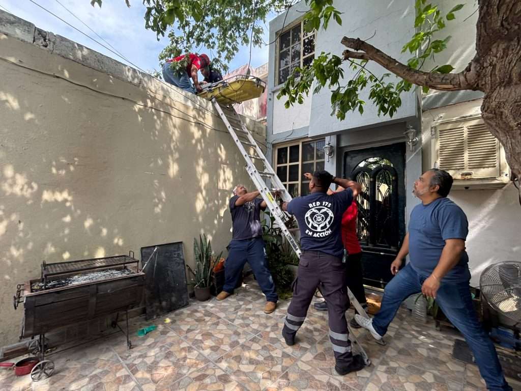 Joven sufre aparatosa caída desde el techo de su hogar en Monclova