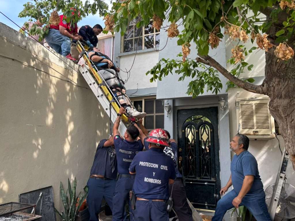 Joven sufre aparatosa caída desde el techo de su hogar en Monclova