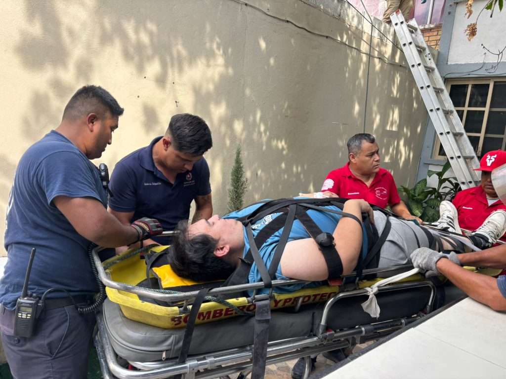 Joven sufre aparatosa caída desde el techo de su hogar en Monclova