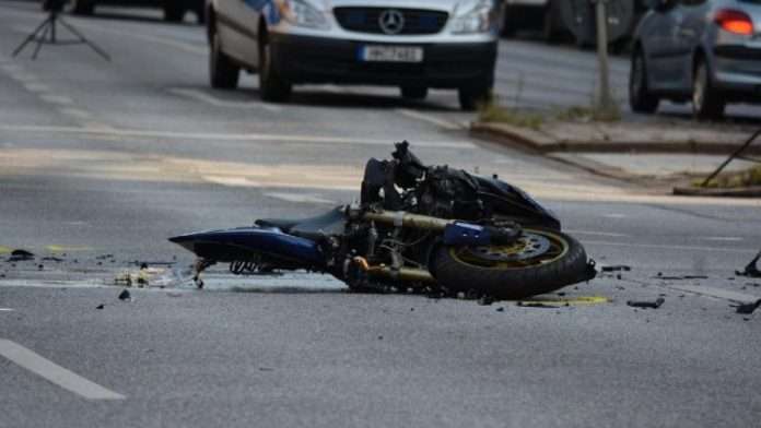 Repartidor en motocicleta impacta a mujer mayor mientras cruzaba una calle