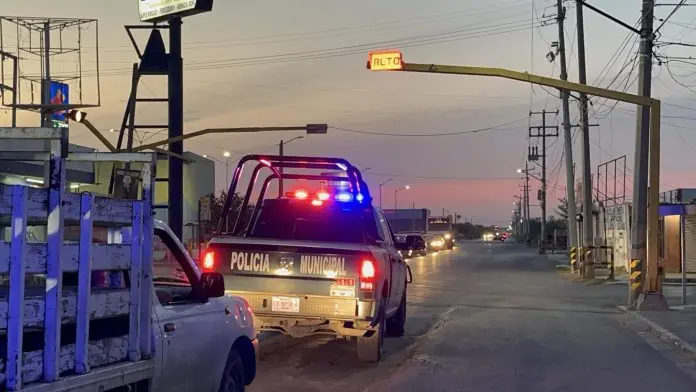 Semáforo en avenida Cuauhtémoc en Sabinas