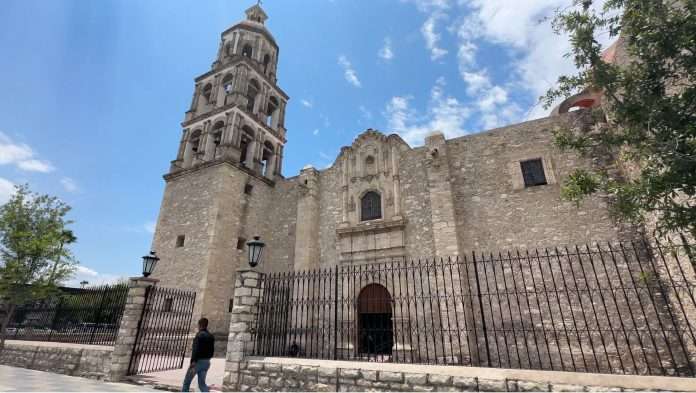 El proyecto de restauración del histórico Templo de Santiago Apóstol en Monclova continúa en marcha, informó el vicario general de la Diócesis de Saltillo, monseñor Néstor Martínez Sánchez.