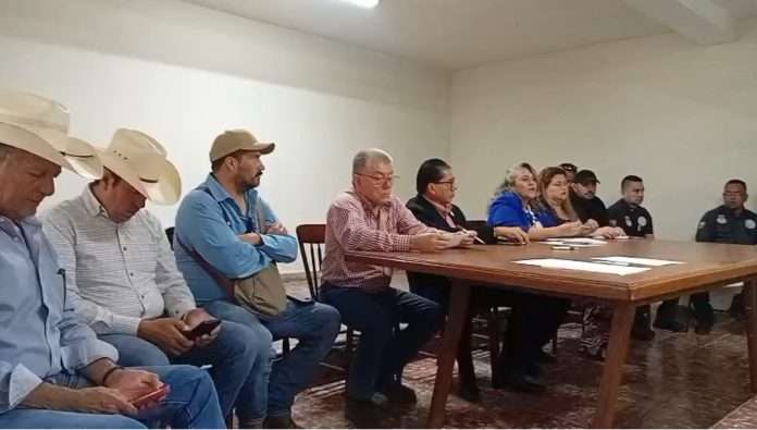 Productores ganaderos de Castaños sostuvieron un encuentro con autoridades de la Fiscalía General del Estado y mandos policiales.