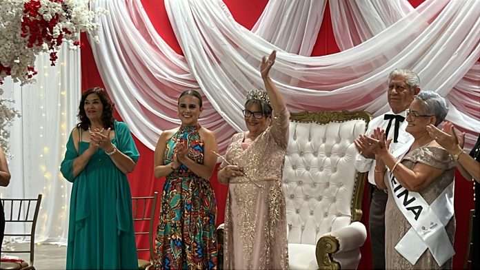 Coronan a Nora I como Reina del Adulto Mayor en Melchor Múzquiz