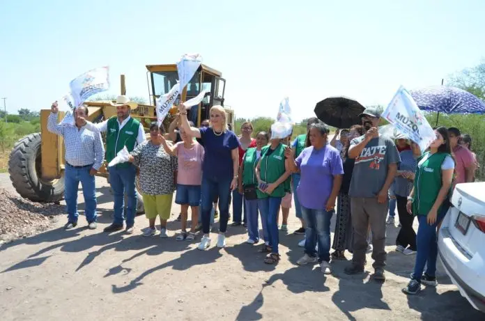 Alcaldesa Laura Jiménez supervisa mejoras viales en colonias de Múzquiz