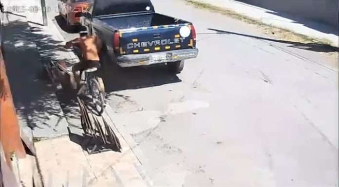 Con total descaro, ladrón roba bicicleta en el barrio La Ford y queda grabado en video