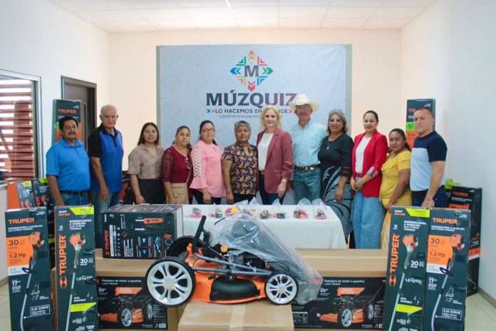 La entrega incluyó desbrozadoras y equipo especializado de limpieza que será distribuido entre las coordinaciones municipales y el área de Fomento Deportivo