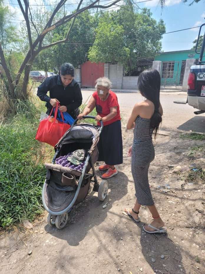 La Policía de Múzquiz realizó acciones de proximidad social entregando una despensa a una mujer de la tercera edad
