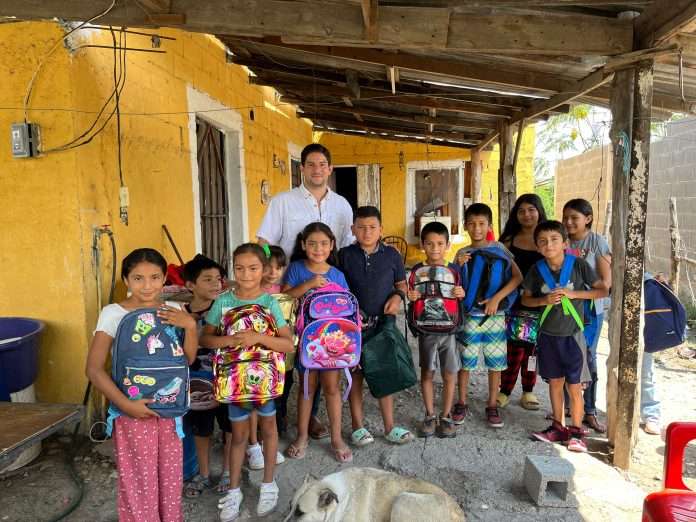 Manolo Dávila entrega mochilas y útiles escolares a niños de Múzquiz