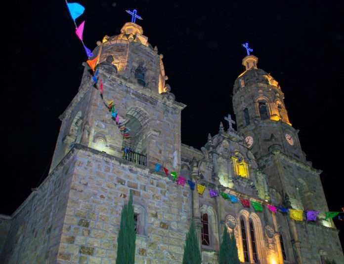 El obispo de la Diócesis de Piedras Negras coronó a la reinita de la iglesia y llamó a la unión de los muzquenses en tiempos de dificultad.