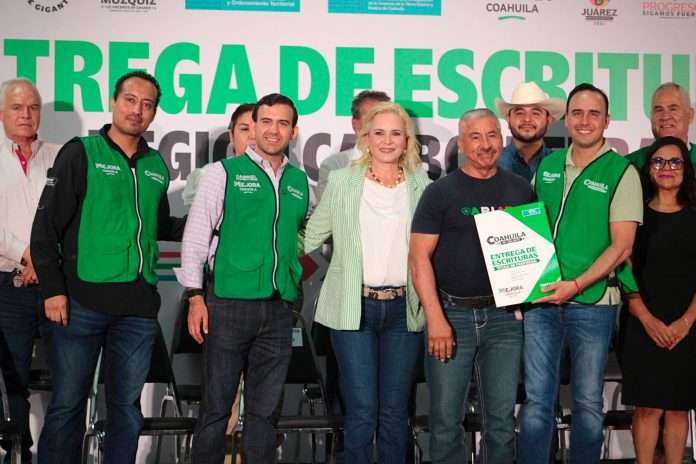 El gobernador Manolo Jiménez y la alcaldesa Laura Jiménez entregaron 251 escrituras en Múzquiz