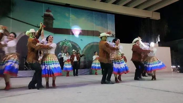Celebran en Acuña el 35 aniversario de danza folclórica Yumari
