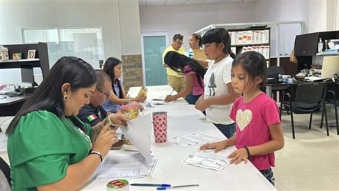 Entrega Desarrollo Social segunda donación de becas ‘’por amor a ti’’