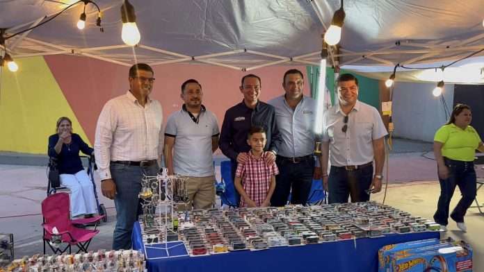 Se registra éxito total en primera feria comercial nocturna