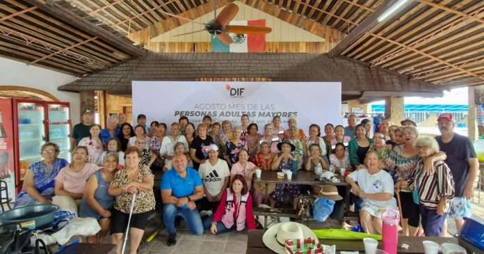 Celebra DIF Acuña a adultos mayores