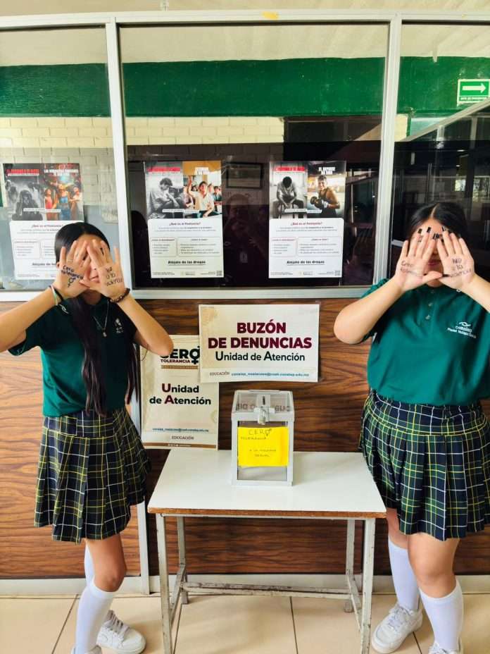 Estudiantes del Conalep Múzquiz instalan el Buzón “Cero Tolerancia” contra abuso y maltrato, como parte de la jornada de reflexión
