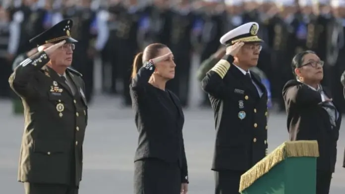 Claudia Sheinbaum en el izamiento de bandera