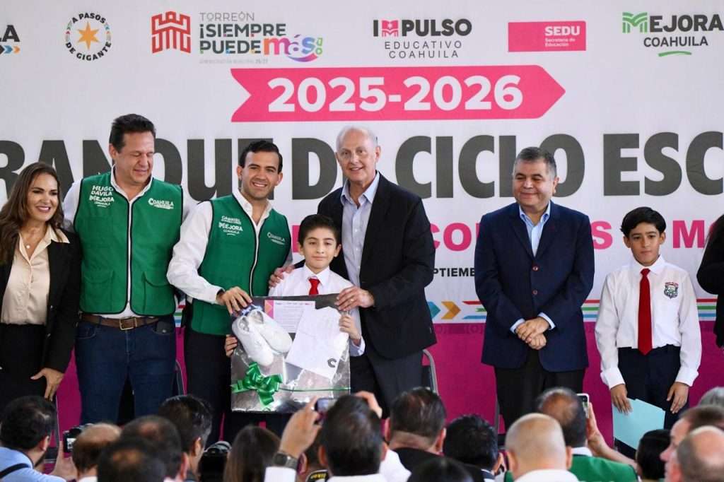 Román Cepeda arranca el ciclo escolar 2025-2026, con la entrega de útiles escolares y mochilas