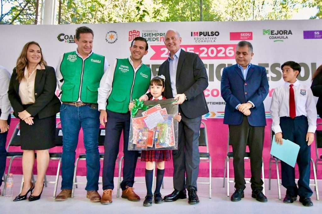 Román Cepeda arranca el ciclo escolar 2025-2026, con la entrega de útiles escolares y mochilas