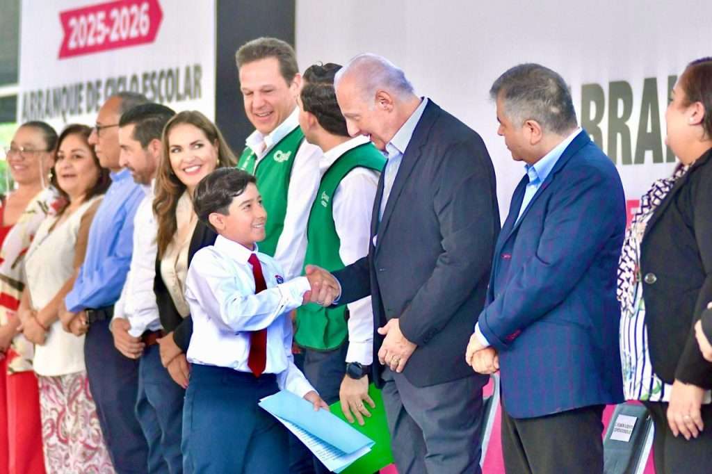 Román Cepeda arranca el ciclo escolar 2025-2026, con la entrega de útiles escolares y mochilas