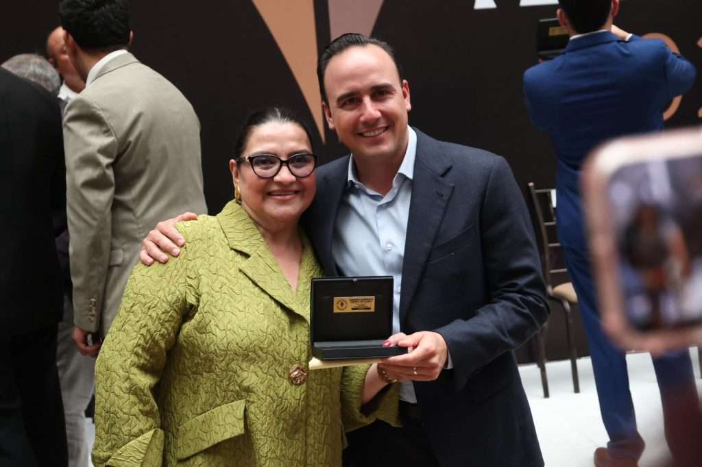 Entrega gobernador Manolo Jiménez Premio Estatal de Periodismo