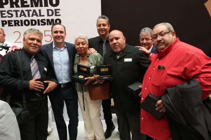Entrega gobernador Manolo Jiménez Premio Estatal de Periodismo