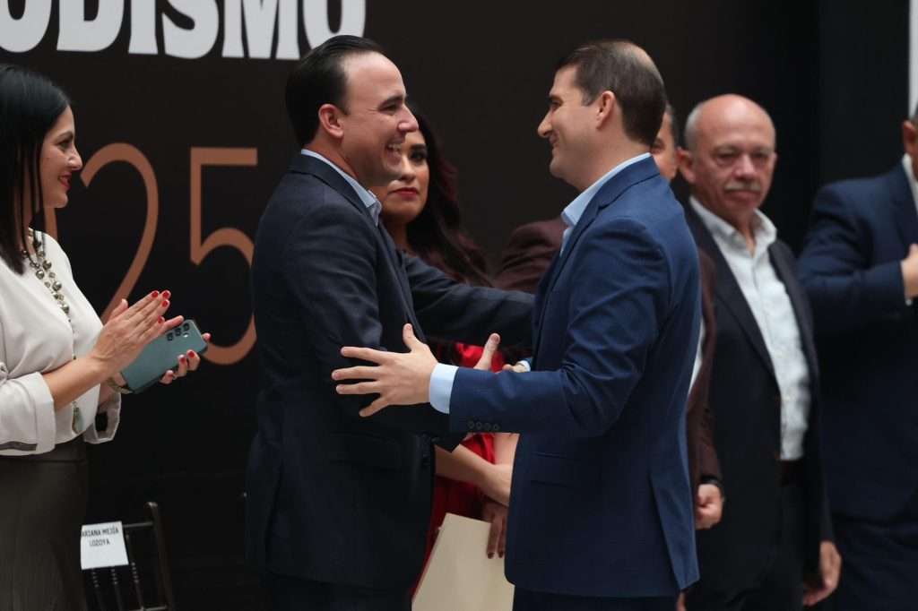 Entrega gobernador Manolo Jiménez Premio Estatal de Periodismo