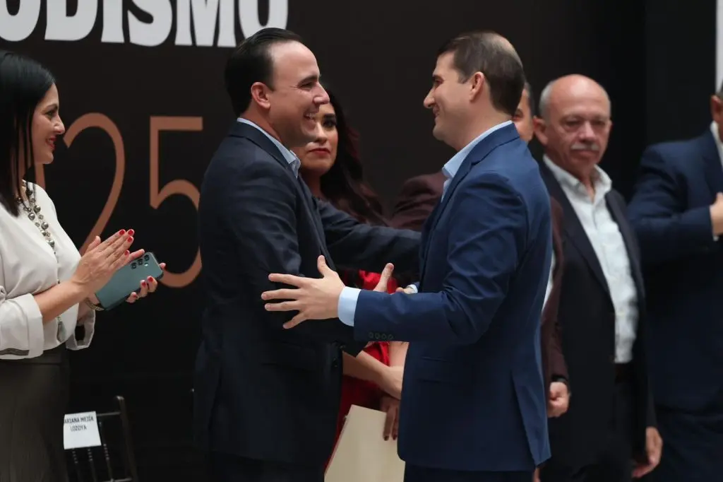 Entrega gobernador Manolo Jiménez Premio Estatal de Periodismo