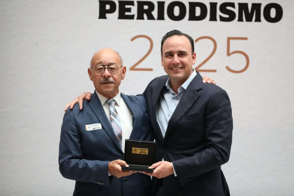 Entrega gobernador Manolo Jiménez Premio Estatal de Periodismo