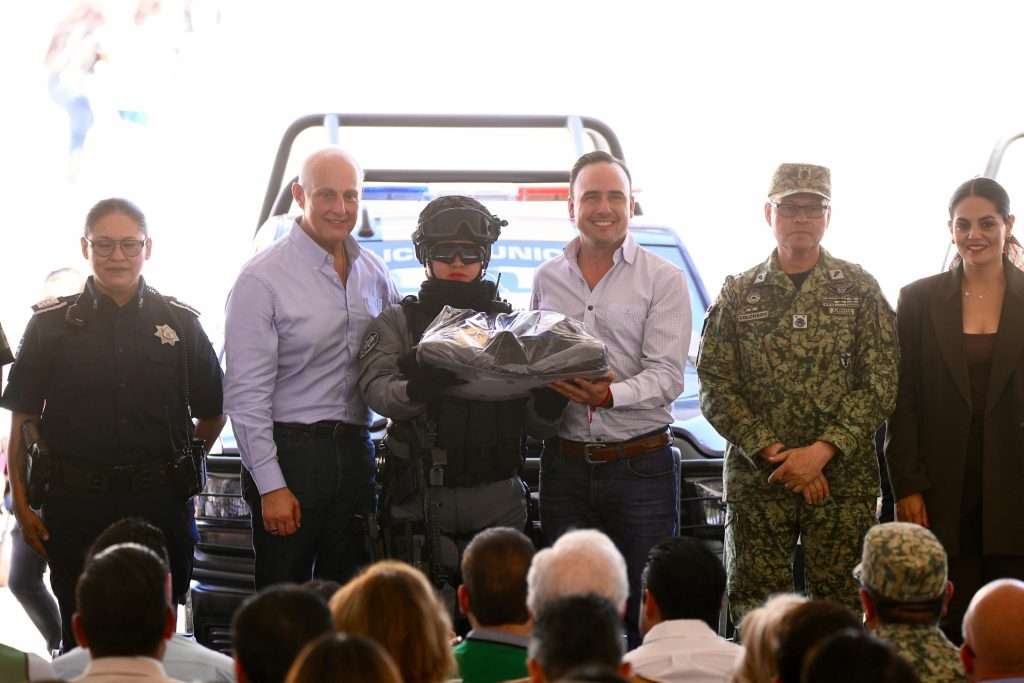 Entregan patrullas, equipamiento y uniformes; también inicia la Academia de Policía