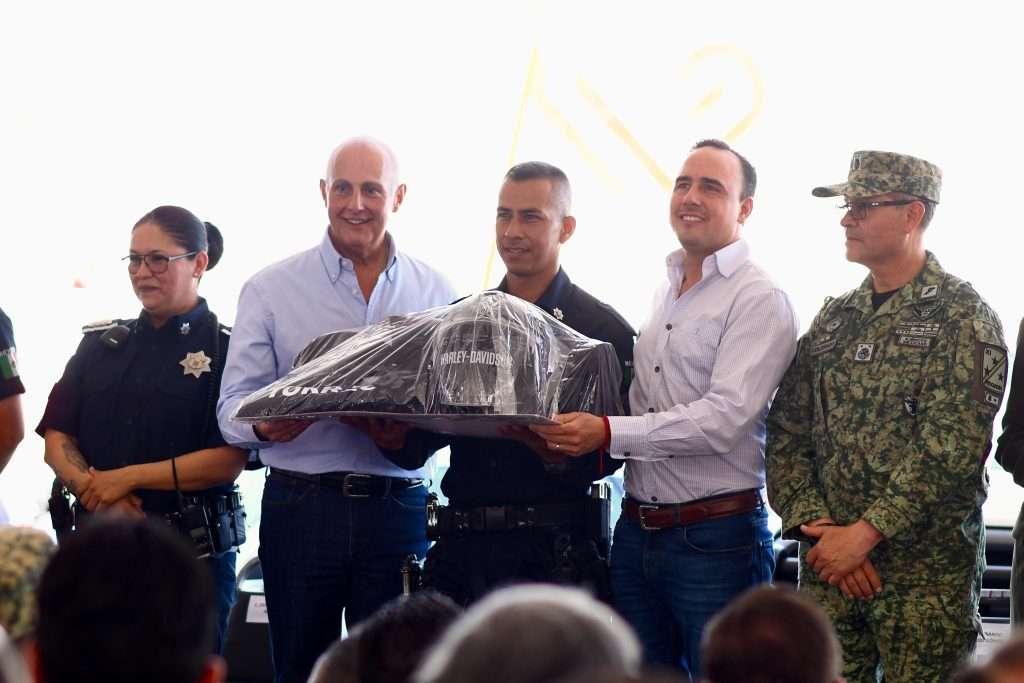 Entregan patrullas, equipamiento y uniformes; también inicia la Academia de Policía