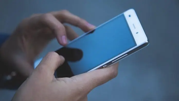 Hombre revisando el celular