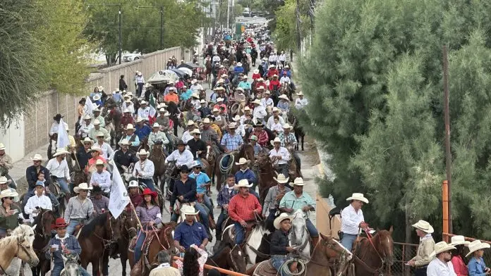 Con una participación de más de 500 jinetes, carretas y carruajes se realizó este domingo en Monclova la cabalgata del Sendero de Hidalgo, recorriendo seis kilómetros emblemáticos de la ruta del padre de la patria por este municipio.