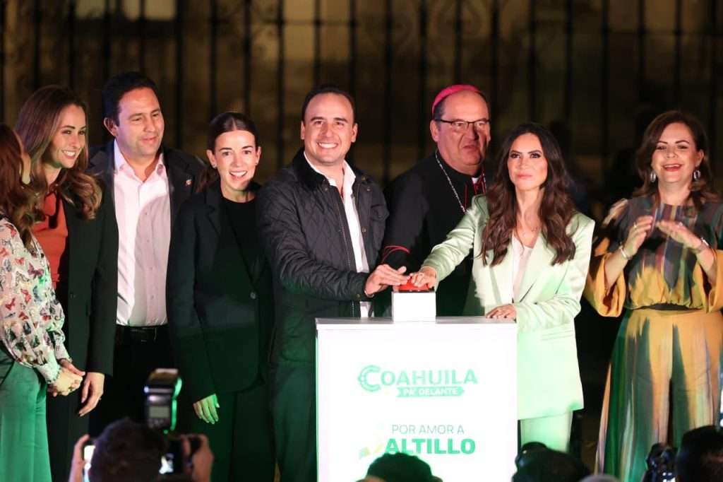 Iluminan Gobierno e Iniciativa Privada la Catedral de Santiago Apóstol