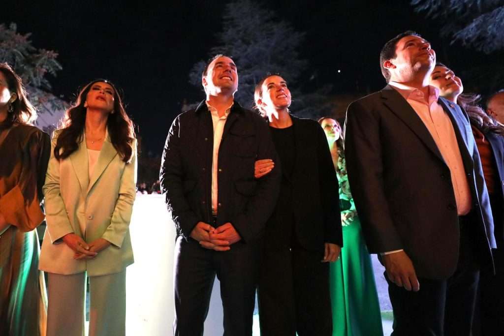 Iluminan Gobierno e Iniciativa Privada la Catedral de Santiago Apóstol