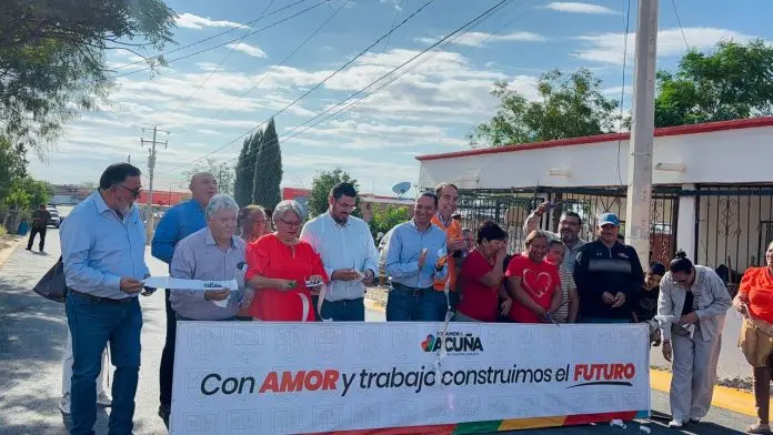 Entrega Emilio de Hoyos mas pavimento en la colonia Nogales