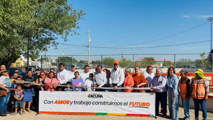 Entrega Emilio de Hoyos rehabilitación de la plaza de Fundadores