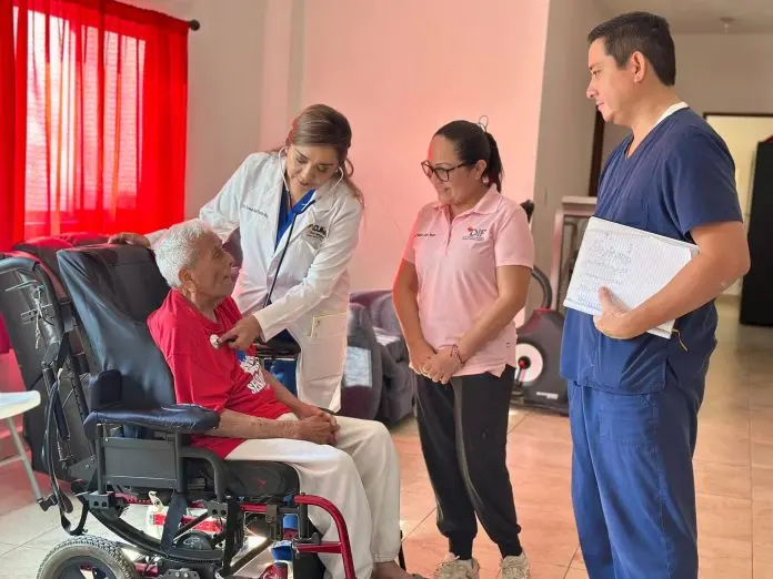 Reciben atención medica adultos mayores de la residencia del DIF