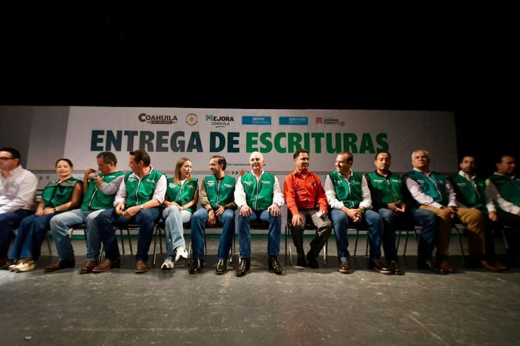 Román Cepeda entrega escrituras a 121 familias de Torreón