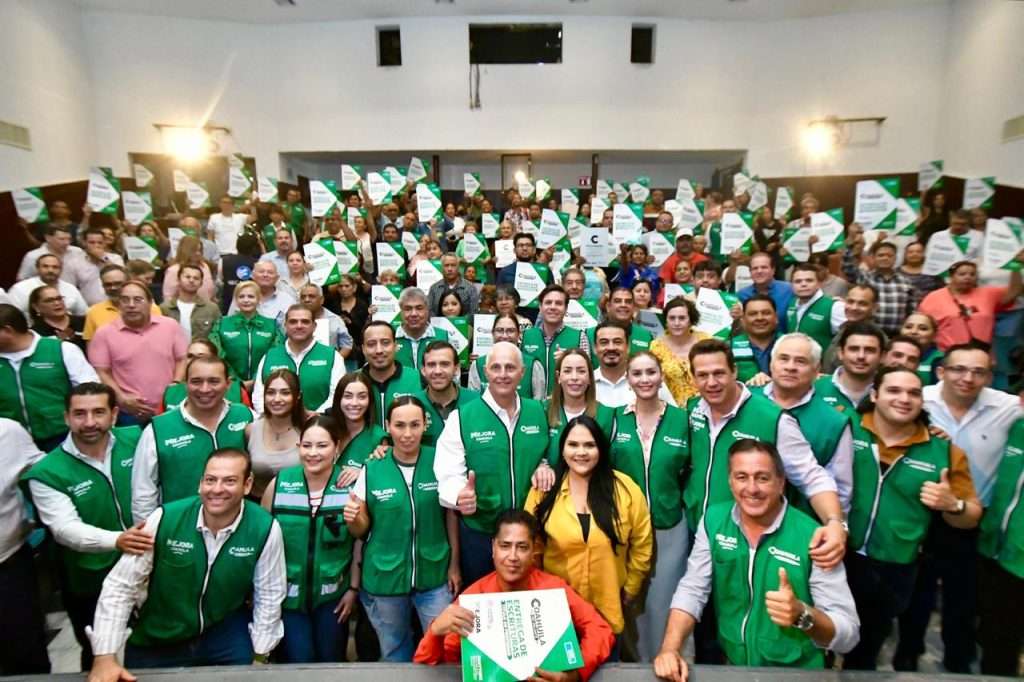 Román Cepeda entrega escrituras a 121 familias de Torreón